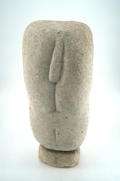 GÉRARD CYNE (1923-2006) Head
Carved stone. 
 43 x 16 x 8 cm.