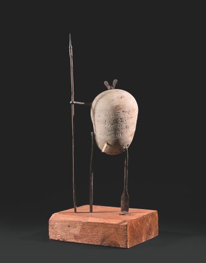 GÉRARD CYNE (1923-2006) Oeuf guerrier sur pattes
Pierre sculptée, fer, plastique,...