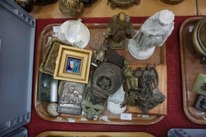 null Ensemble d'objets religieux : sculptures de la Vierge, de Jeanne d'Arc, du Christ,...