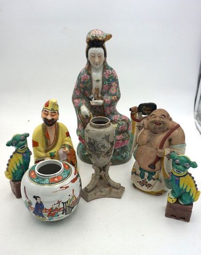 null Réunion d'objets asiatiques en céramique émaillée comprenant : une femme et...