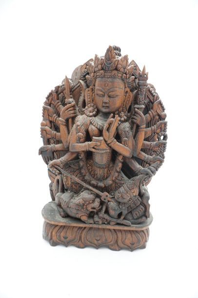 null Réunion d'objets asiatiques : divinités en bois sculpté, divinité en pièces...