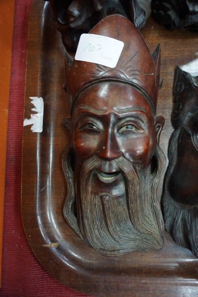 null Ensemble de figures asiatiques représentant des prêtres en bois sculpté : 3...