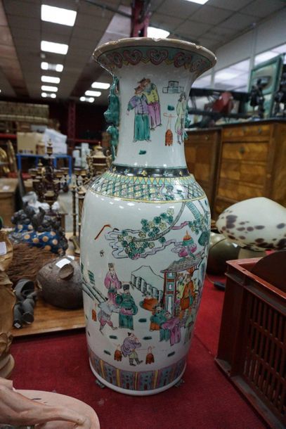 null Grand vase en porcelaine de Canton à décor de cavaliers, personnages dans des...
