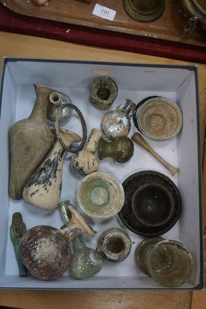 null Lot d'objets de fouille dans le goût de l'Antiquité: vases et coupes en verre...