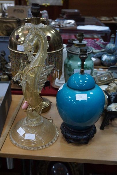 null Vase en porcelaine monté en lampe à fond vert figurant des feuillages, vase...