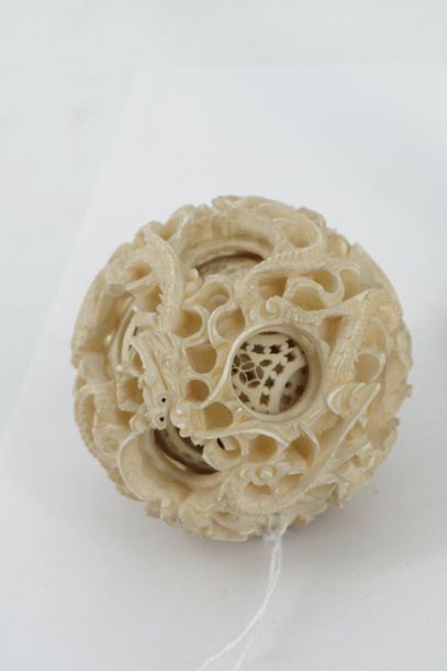 null Carved ivory ball with dragon decoration, eleven spheres and its support, Canton,...