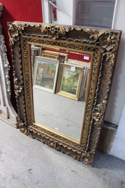 null Grand miroir en bois et composition dorée à miroir biseauté. Xxe siècle.