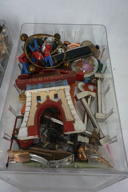 null Lot of costume jewellery, toy soldiers, advertising metal boxes, silver metal...
