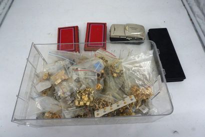 null Lot of costume jewellery, toy soldiers, advertising metal boxes, silver metal...