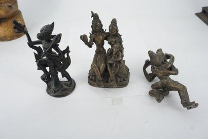 null Réunion de sept sujets asiatiques, en bronze et métal : joueur de flûte, divinités,...
