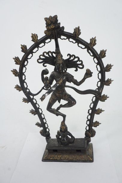 null Réunion de sept sujets asiatiques, en bronze et métal : joueur de flûte, divinités,...