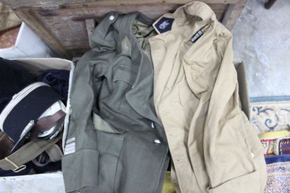 null 3 cartons comprenant : parties d'uniformes militaires, képi, vestes, bombe de...