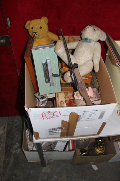null Lot comprenant jouets anciens dont ours en peluche, coffret, petit carabine,...
