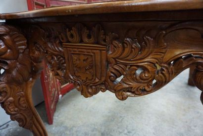null Piètement de table de milieu en bois naturel richement sculpté à décor en ceinture...