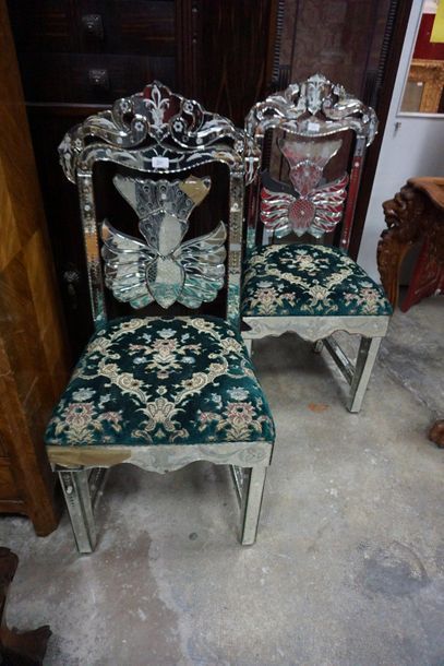 null Paire de chaises à dossier droit et ajouré à décor plaqué façon verre de Venise,...