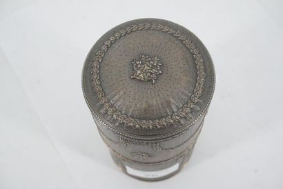 null Cylindrical silver box with chiselled decoration of flowers, leaves, friezes,...