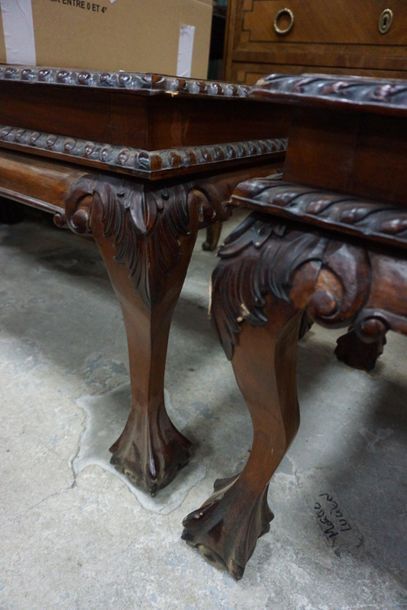 null Paire de tables basses en bois naturel mouluré et sculpté, la ceinture à décor...