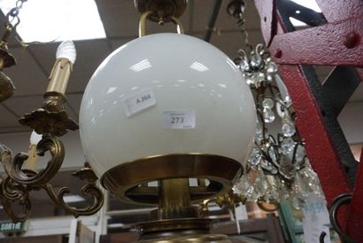 null Importante lanterne en laiton, globe en opaline blanche. On y joint un lustre...