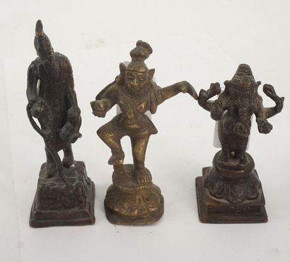 null Réunion de 9 divinités asiatiques en bronze et métal.