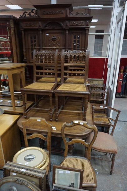 null Mobilier de salle à manger de style Henri II : buffet deux corps, six chaises...