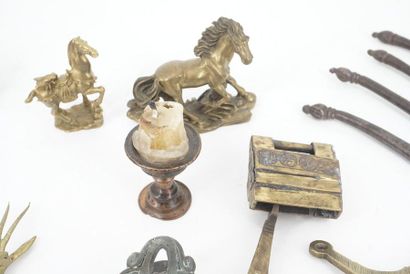 null Important gathering of small metal travel souvenirs: lighter, small horses,...