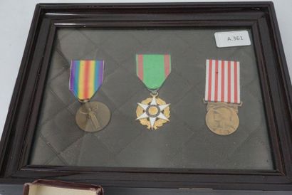 null Réunion de médailles et décorations militaires.
