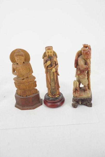 null Réunion de petites figurines asiatiques en bois et pierre dure figurant des...