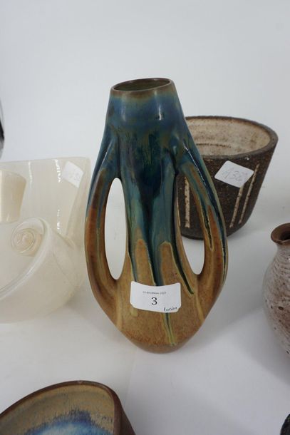 null Réunion de petits vases (deux) et coupes (quatre) en céramique émaillée, une...
