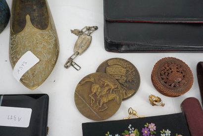 null A lot including: pocket watches, military identification plates, a small purse,...