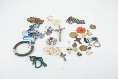 null Réunion de bijoux fantaisie : montre de col et sa chaîne, colliers de perles,...