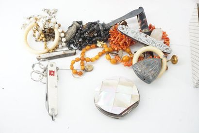 null Lot de bijoux fantaisie : colliers de perles, pendentifs, chaînes diverses,...