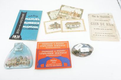null Réunion d'objets sur la ville de Paris, deux carnets de cartes postales de l'exposition...