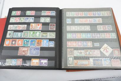 null Réunion de monnaies (1 album) et timbres (3 albums), dont Angleterre, Espagne,...