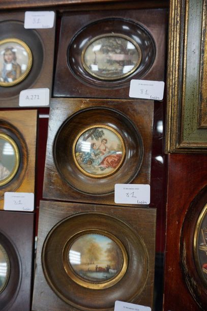 null Réunion de miniatures : portrait de Napoléon, portraits de jeunes femmes, scène...