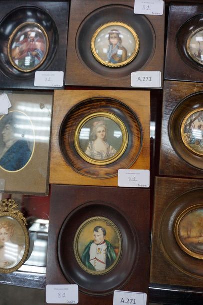 null Réunion de miniatures : portrait de Napoléon, portraits de jeunes femmes, scène...