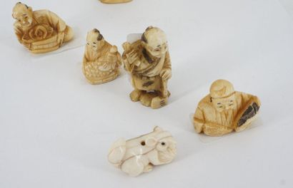 null Deux okimonos en ivoire marin figurant un pêcheur, Japon, début du Xxe siècle....