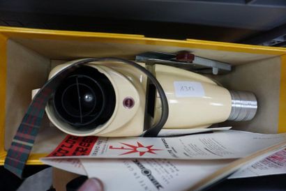 null Un caméscope CHINON 1072S DELUXE, un projecteur KODAK Senior 1A. On y joint...