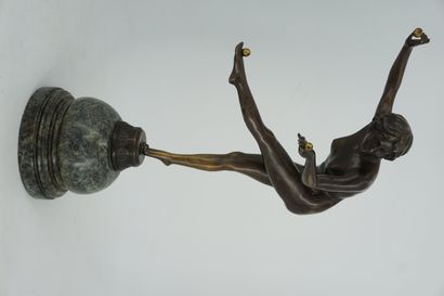null CLAIRE JEANNE ROBERTE COLINET (1880-1950), acrobate en bronze.