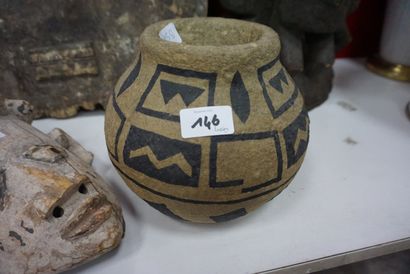 null Masque africain en bois nigérian sculpté et vase en carton bouilli.