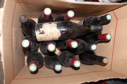 null Réunion de bouteilles de vin : boites bouillon Maggi, cache pot en céramique,...