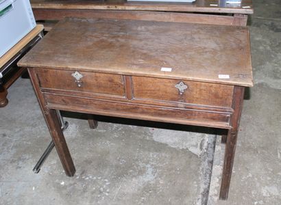 null Table en bois mouluré sur pieds godronnés et petit bureau rustique ouvrant par...