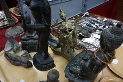 null Ensemble de sujets en bronze : Bouddhas, divinités asiatiques, dragon. On joint...