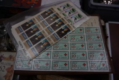 null 3 albums de timbres très incomplets et un lot d'actions anciennes.