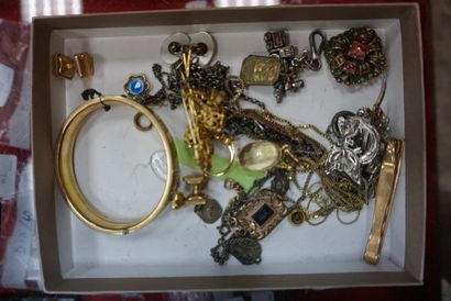 null Lot de bijoux fantaisie : bracelet jonc, bagues, broches, briquet DUPONT en...