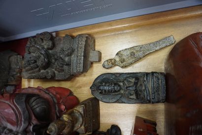null Ensemble de sujets asiastiques en bois sculpté : Bouddha, pêcheur, homme et...