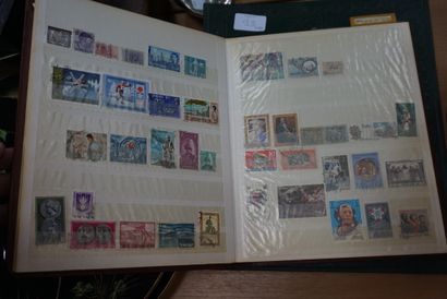 null Lot de timbres : 5 albums et timbres en vrac.