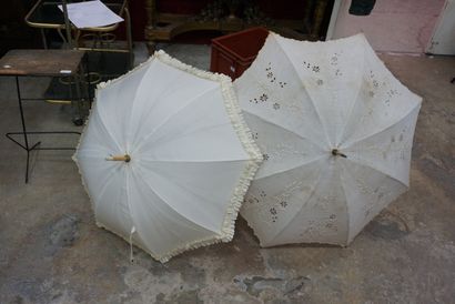 null 2 ombrelles, éventail en plumes de paon, costume d'apparat en soie.