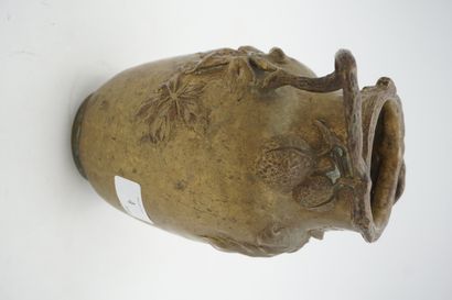 null ALBERT MARIONNET (1852-1910). Vase en bronze sculpté de feuilles et branches...