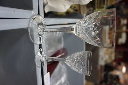 null Parties de service de verres en verre taillé et verre coloré.