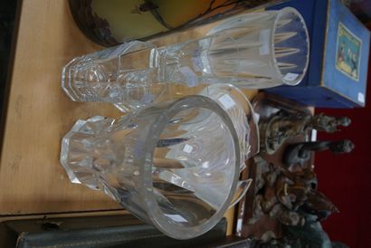 null Vase BACCARAT en cristal taillé, Paire de vases en verre peint à décor d'un...